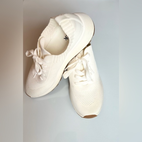 Nordstrom Rack White Knit Sneakers 6.5M Lightweight Breathable Casual‎ Shoes. - Picture 1 of 5